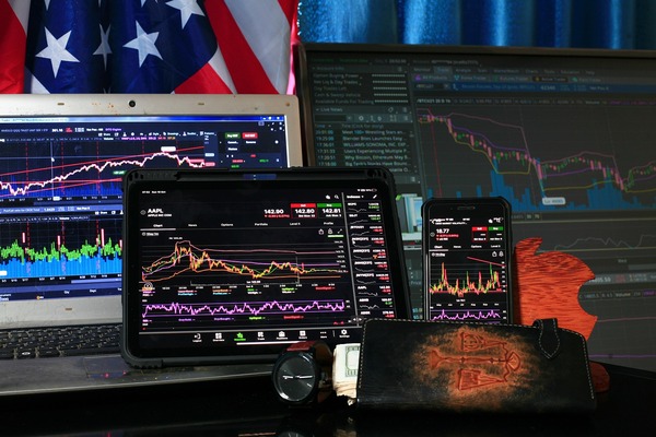 Multiple screens with trading charts